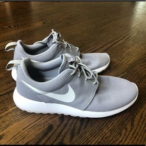 Like NEW! Nike Roshe  9.5 M/ 11 W